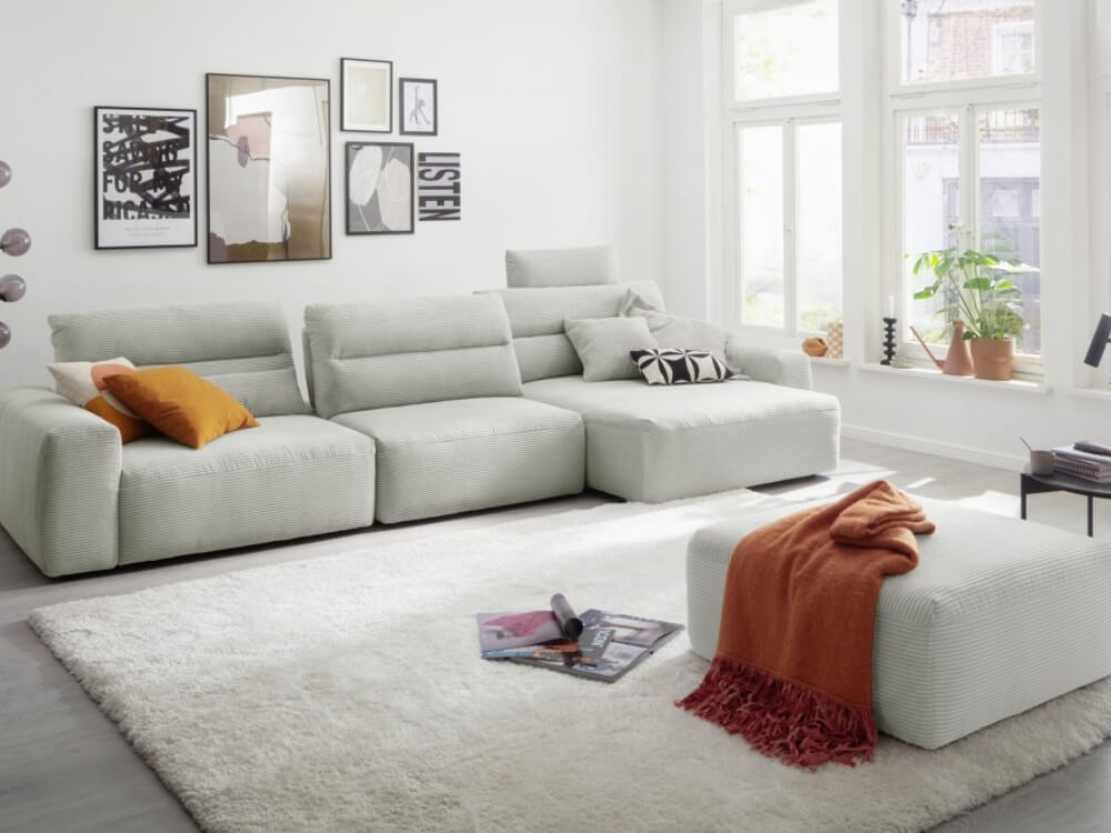 Poskladané veci na prácu v obývačke na konferenčnom stolíku.