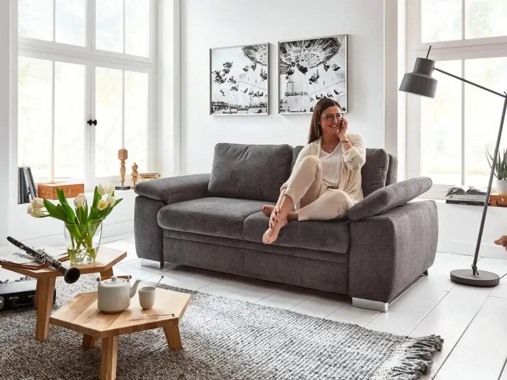 Žena telefonujúca na pohovke Potter.