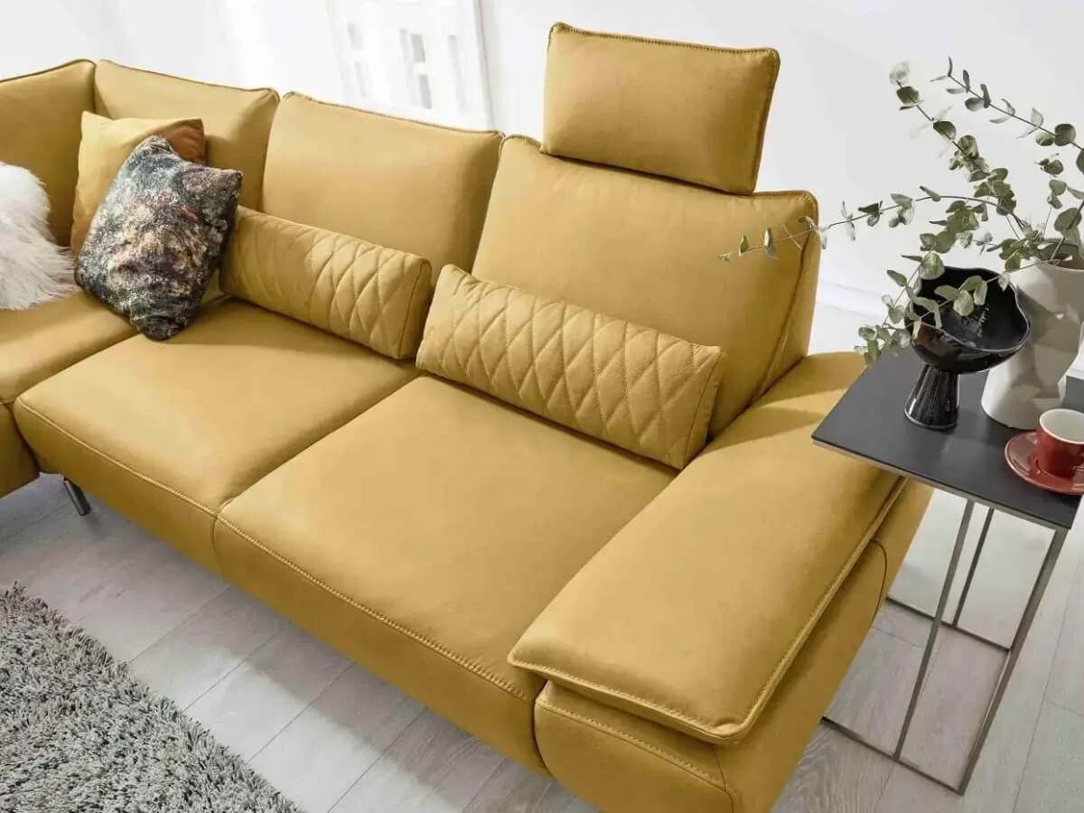 Luxusná sedacia súprava s malým kovovým stolíkom.