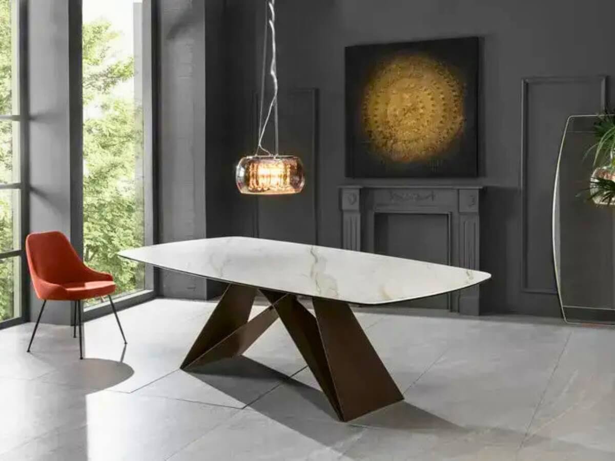 Jedáleň s jedálenským stolom Thanos na kovovej podnoži.