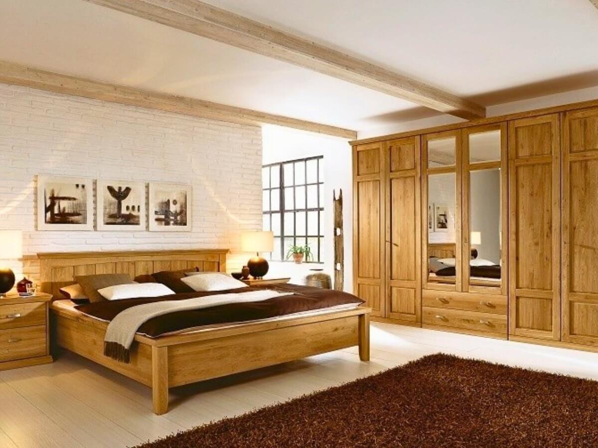 Masívna drevená posteľ so šatníkom.