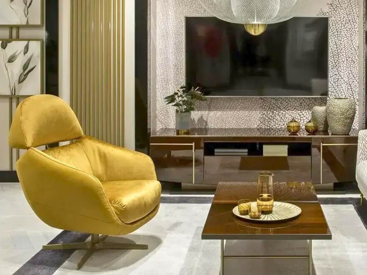 Zlaté relaxačné kreslo Cornetta v obývačke.